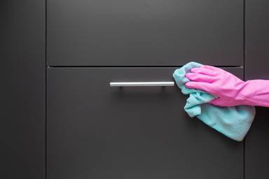 Reinigung empfindlicher Küchen-Oberflächen mit Spezialprodukten mit eigenem Logo