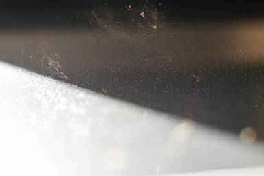 Staubpartikel auf einer Hochglanzküche Reinigungsmittel Private Label