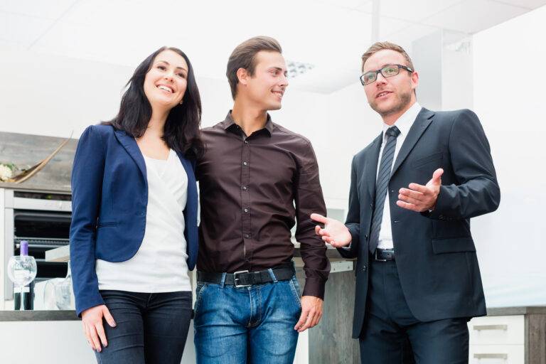 zufriedene-kunden-im-kuechenstudio